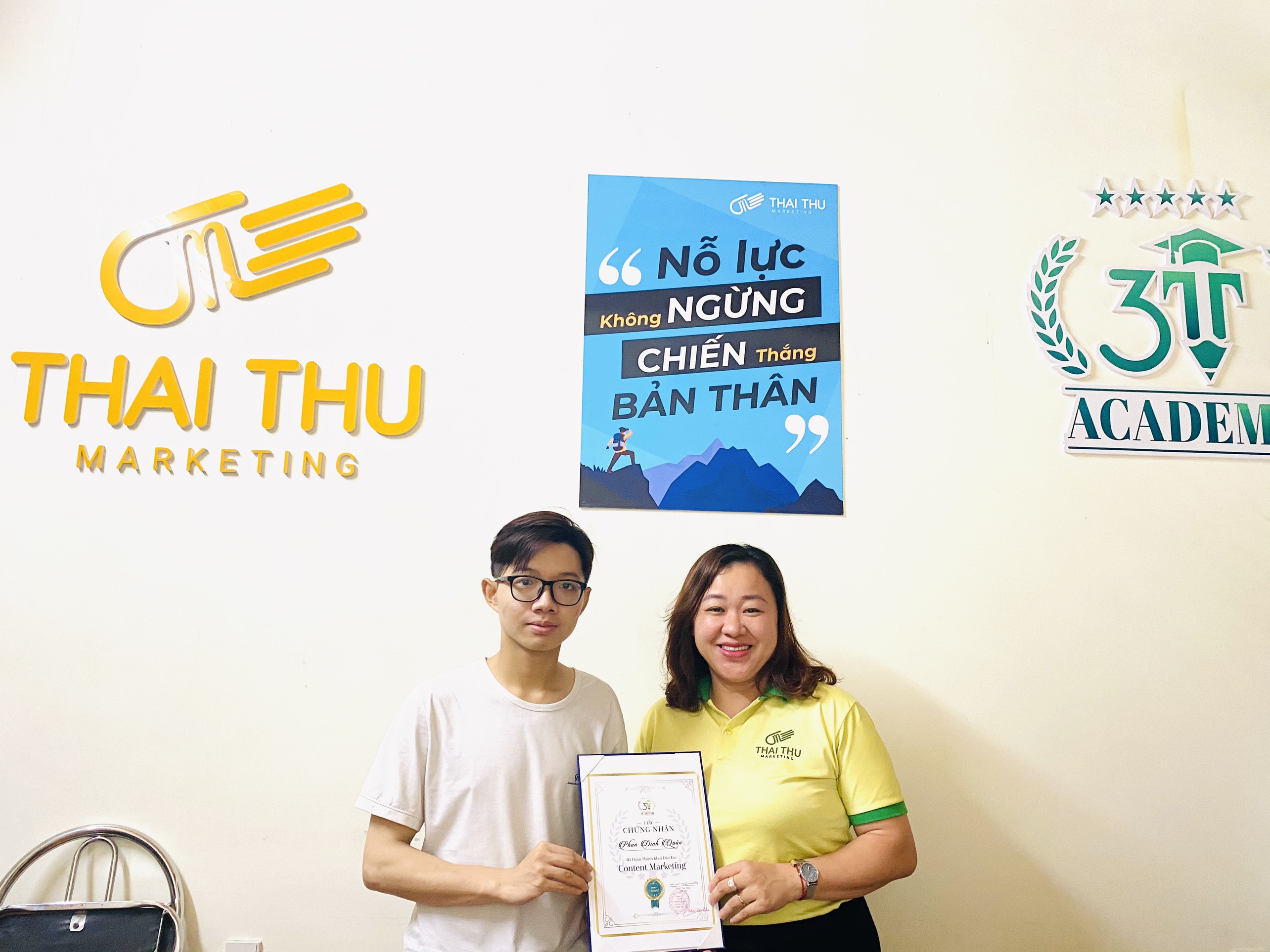 Giảng viên Thái Thị Thu trao chứng chỉ cho học viên hoàn thành chương trình đào tạo